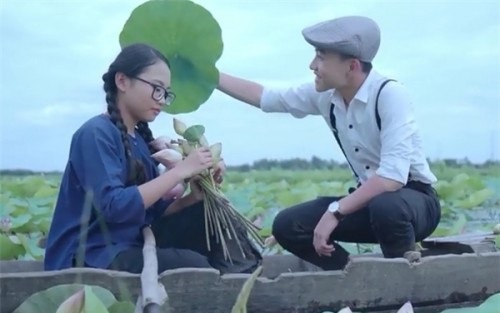 Sao nhí 14 tuổi bị chỉ trích khi cố “lên gân” hát nhạc thất tình - 1 Phương Mỹ Chi từng hứng gạch đá khi hát nhạc người lớn.