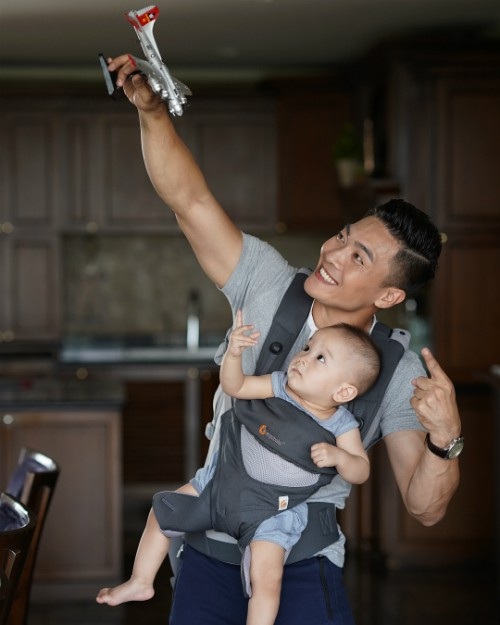 Cát Phượng phản ứng khi chuyện tình "lệch tuổi" vẫn nhận “gạch đá” - 12 Nghệ sĩ xiếc Quốc Cơ chia sẻ khoảnh khắc vui đùa bên quý tử. Hoàng tử xiếc bày tỏ: Giây phút vui và hạnh phúc nhất của người làm cha là khi có thể chơi đùa cùng con và lúc được ôm con vào lòng khi con ngủ say... Hãy luôn yêu thương cha mẹ mình khi mọi thứ còn có thể.