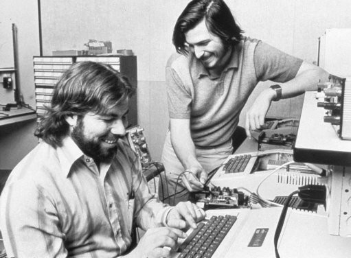 "Cha đẻ" Apple nói gì khi công ty vượt mốc giá trị nghìn tỷ USD? - 1
Steve Wozniak và Steve Jobs là những người đặt nền móng quan trọng cho Apple có được ngày hôm nay