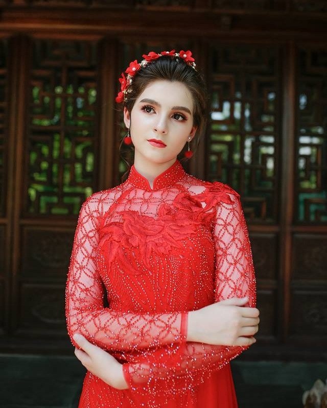 Vẻ đẹp tựa búp bê của cô bé lai Việt - Nga 13 tuổi có chiều cao... 1m70 - 6 Hằng cho biết em rất vui và thích thú khi được mọi người biết đến và yêu quý. Hiện tại, bên cạnh việc học tập Hằng vẫn nhận lời làm mẫu ảnh cho một số địa chỉ quen thuộc.