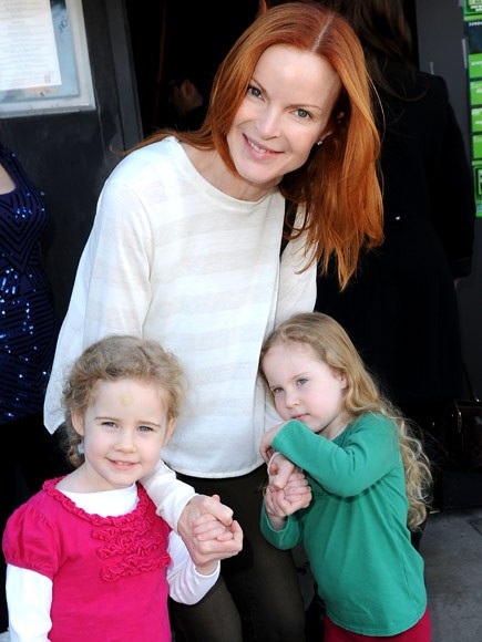 Những nghệ sĩ ngôi sao làm mẹ khi đã bước qua tuổi 45 - 5 Nữ diễn viên người Mỹ Marcia Cross chào đón hai cô con gái song sinh Eden và Savannah bước vào cuộc sống của mình khi cô đã ở tuổi 44.
