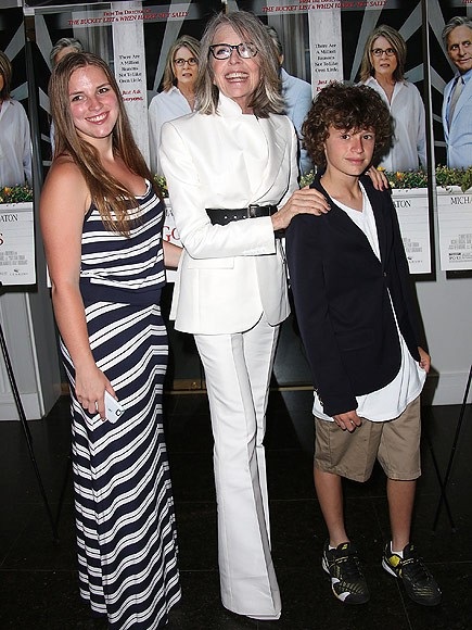 Những nghệ sĩ ngôi sao làm mẹ khi đã bước qua tuổi 45 - 7 Nữ diễn viên Diane Keaton nhận nuôi con gái Dexter khi đã ở tuổi 50 và nhận nuôi cậu con trai Duke khi đã ở tuổi 55. Trong cuộc đời mình, Diane Keaton chưa từng một lần kết hôn và bà quyết định sẽ trải nghiệm cảm giác làm mẹ bằng việc nhận con nuôi, chia sẻ về điều này, bà từng nói: “Làm mẹ đã khiến tôi hoàn toàn thay đổi. Trước khi có con, tôi chỉ luôn lo lắng những điều về bản thân mình. Nhưng giờ đây tất cả những gì tôi lo lắng đều là cho con”.