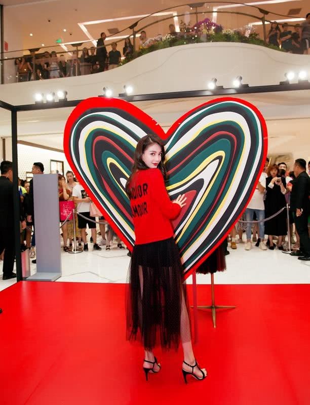 
Năm 2015, cô kết hôn với Huỳnh Hiểu Minh và sự nghiệp ngày một thăng hoa. Một năm sau ngày cưới, cặp đôi chia vui với người hâm mộ thông tin người đẹp lai đang mang thai đứa con đầu lòng.
