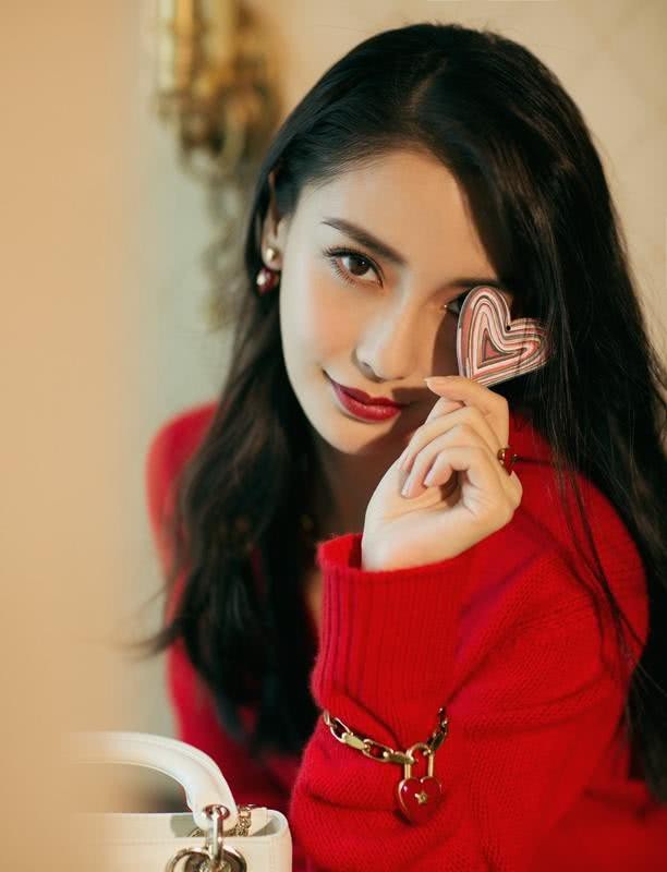 
Nữ diễn viên 29 tuổi cũng thừa nhận, kết hôn là quyết định đúng đắn trong cuộc đời cô bởi cô cảm thấy hạnh phúc hơn mỗi ngày khi có chồng con bên cạnh. “Tôi trở nên hạnh phúc hơn nhiều so với trước đây. Chứng kiến một đứa trẻ lớn dần mỗi ngày khiến tôi cảm thấy hạnh phúc và biết ơn cuộc sống”, cô nói.
