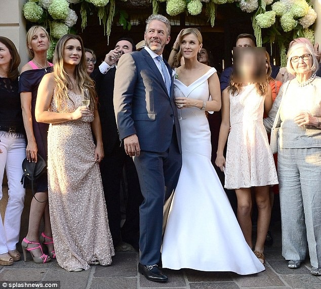 
Joanna đính hôn với đại gia trong lĩnh vực truyền thông Douglas vào tháng 3 vừa qua
