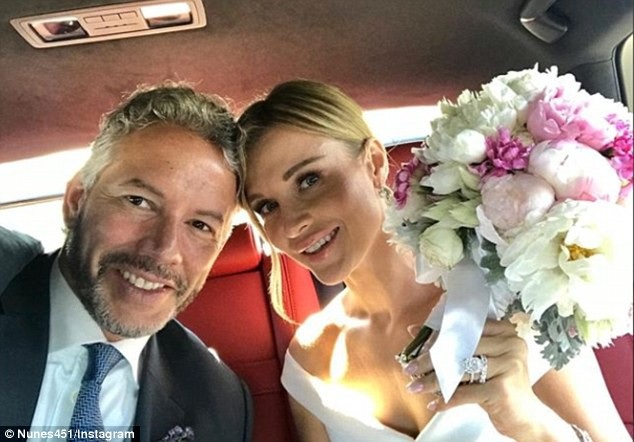 
Cô ly dị chồng cũ sau 4 năm kết hôn
