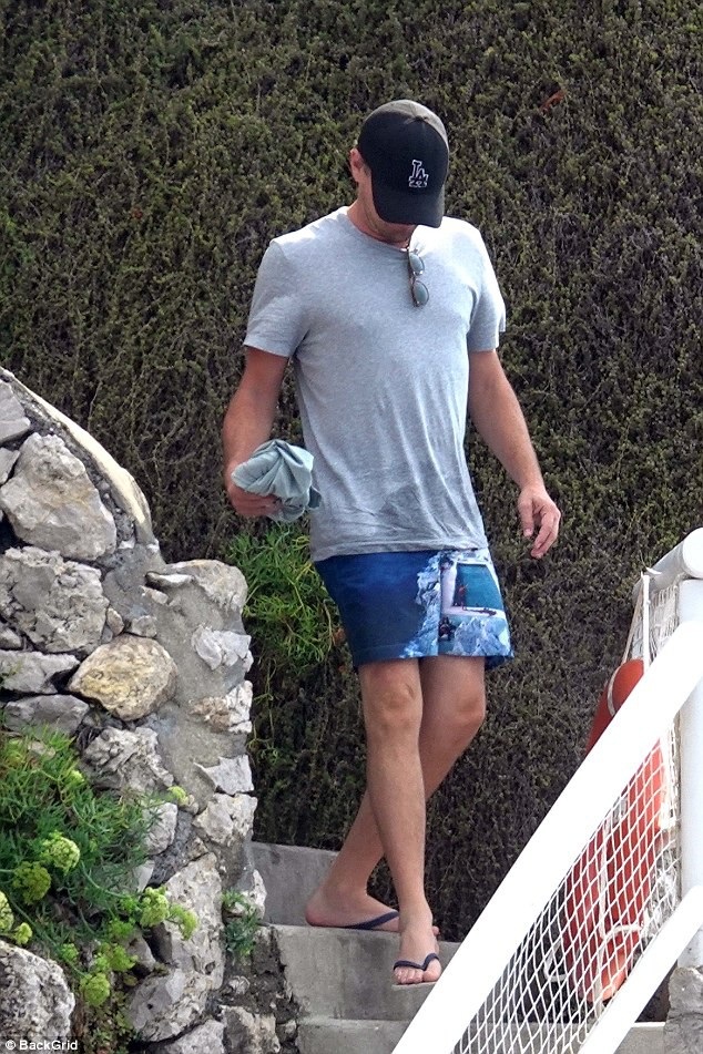 Leonardo DiCaprio quấn quýt không rời bên bạn gái kém 22 tuổi - 3
Leonardo mặc rất giản dị với áo phông, quần short và dép xỏ ngón khi cùng bạn gái tới một nhà hàng để ăn trưa.