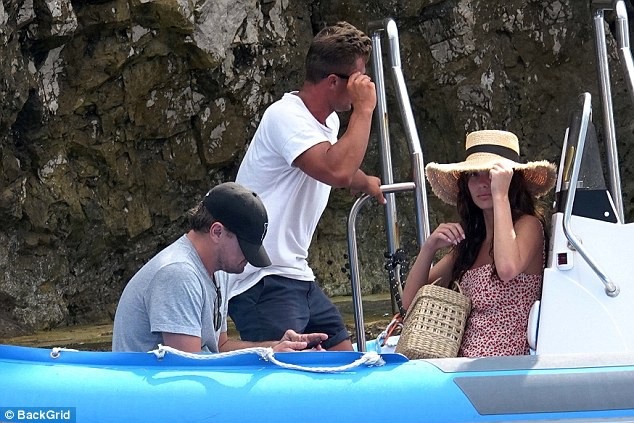 Leonardo DiCaprio quấn quýt không rời bên bạn gái kém 22 tuổi - 5
Cũng như những cô gái từng hò hẹn với Leonardo DiCaprio, Camila sở hữu thân hình nóng bỏng và vẻ trẻ trung hấp dẫn. Cô đang là người mẫu kiêm ca sĩ mới lập nghiệp.