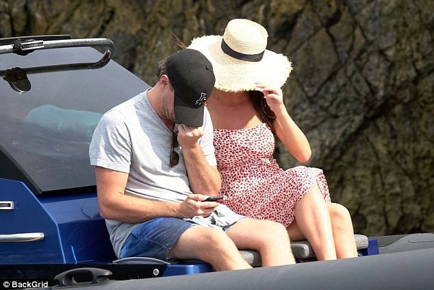 Leonardo DiCaprio quấn quýt không rời bên bạn gái kém 22 tuổi - 6
Camila sở hữu thân hình đầy đặn và mái tóc nâu cuốn hút. Cô từng được tạp chí Vogue của Mỹ chọn là gương mặt nổi tiếng nhất mạng xã hội Instagram vào năm 2016 và từng làm người mẫu cho nhãn hiệu Victoria’s Secret.