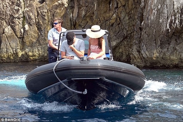 Leonardo DiCaprio quấn quýt không rời bên bạn gái kém 22 tuổi - 7
Camila xuất hiện bên bạn trai ngày càng nhiều hơn thời gian gần đây. Tháng 1 vừa rồi, cặp đôi cùng đi xem đại nhạc hội Coachella và đi du lịch tại Colorado.