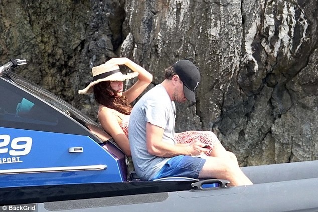 Leonardo DiCaprio quấn quýt không rời bên bạn gái kém 22 tuổi - 8
Trong quá khứ, tài tử 43 tuổi - Leonardo từng cặp kè với nhiều người mẫu trẻ đẹp như Bar Refaeli, Toni Garrn, Nina Agdal, Kelly Rohrbach… Mối tình dài hơi nhất của anh là với siêu mẫu Gisele Bündchen trong 5 năm. Tuy nhiên, chưa một người phụ nữ nào khiến Leonardo muốn lập gia đình hay trở thành bố.