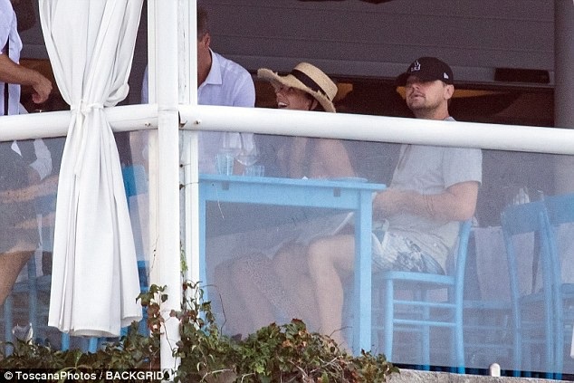 Leonardo DiCaprio quấn quýt không rời bên bạn gái kém 22 tuổi - 9
Nụ cười mãn nguyện của Camila khi ở bên bạn trai nổi tiếng khi hai người cùng dùng bữa trưa tại một nhà hàng nổi tiếng ở Capri, Ý.