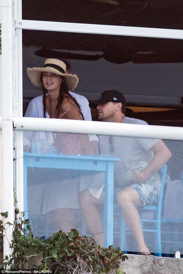 Leonardo DiCaprio quấn quýt không rời bên bạn gái kém 22 tuổi - 10
Không biết rằng, Camila có thể là cô gái khiến Leonardo muốn từ bỏ những cuộc tình ngắn ngủi và tập trung gây dựng gia đình hay không?