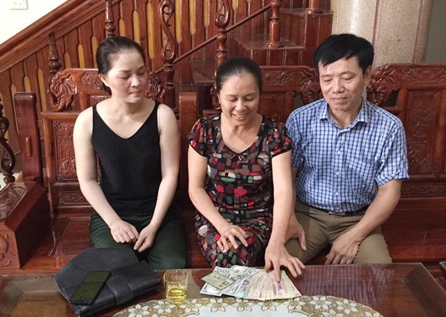 Nhặt được ví tiền, lương y lên mạng tìm người đánh mất - 2 Chỉ sau 2 tiếng khi thông tin tìm chủ nhân tài sản được đăng tải, chị Hoàng Thị Mộng Cầm (ngoài cùng bên trái) đã đến và được vợ chồng anh Tám trao trả toàn bộ tài sản (ảnh Q.Huy)