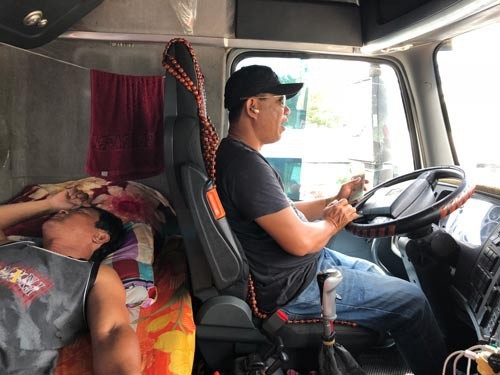 Bán mạng chở hàng sang Trung Quốc - 1 Tài xế Hoàng (cầm lái) và tài xế Hậu chở thanh long từ miền Tây sang Trung Quốc