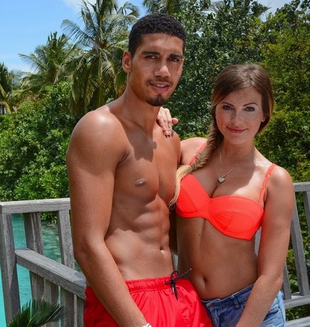 Ngắm nhan sắc bốc lửa của bà xã ngôi sao MU Chris Smalling - 1 Chàng cầu thủ Chris Smalling quả thực vô cùng may mắn khi lấy được một cô vợ xinh đẹp như Sam Cooke