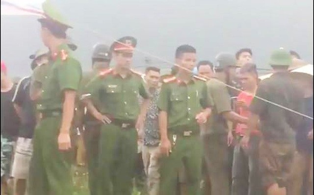 Hai thanh niên tử vong dưới mương nước sau khi đi ăn cưới về - 2 Lực lượng chức năng có mặt tại hiện trường điều tra nguyên nhân sự việc