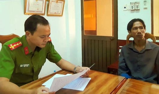 “Sát thủ” người Việt được thuê sang Campuchia gây án - 1
Cảnh sát lấy lời khai đối tượng Phong