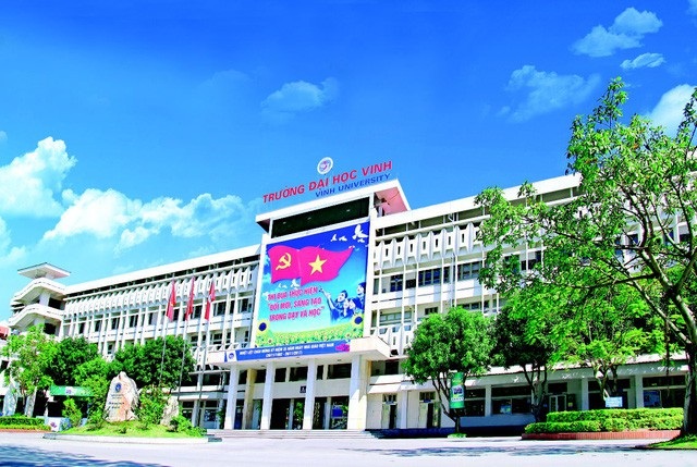Điểm chuẩn vào Trường ĐH Vinh năm 2018 - 1 Ba ngành điểm trúng tuyển cao nhất vào Trường Đại học Vinh là ngành Sư phạm Tin học, Sư phạm Vật lý, Giáo dục chính trị với điểm chuẩn là 20 điểm.
