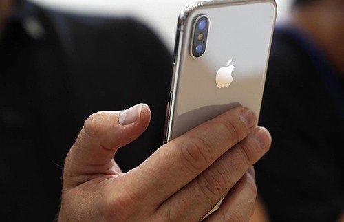 Virus khiến dây chuyển sản xuất ngưng trệ, iPhone X liệu có bị trì hoãn? - 1 iPhone X thế hệ 2018 là dòng sản phẩm được mong đợi nhất năm, nhưng có khả năng sẽ bị trì hoãn do gặp phải vấn đề từ chuỗi cung ứng linh kiện.
