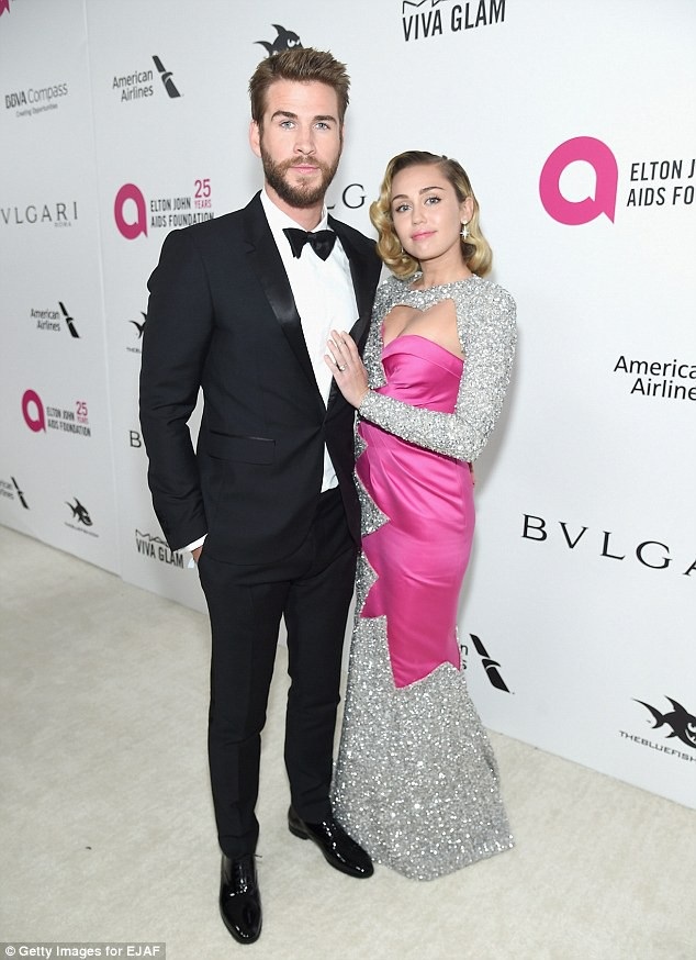 Sao trẻ có xu hướng “yêu nhanh, chốt gọn” - 3 Nữ ca sĩ Miley Cyrus (19 tuổi) và nam diễn viên Liam Hemsworth (22 tuổi)