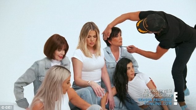 Chị em nhà Kardashian tái xuất bằng cách… cãi nhau om sòm - 9 Buổi chụp hình vẫn diễn ra với sự tham gia của cả ba chị em nhà Kardashian, gồm Kourtney, Kim, Khloe, bà mẹ - Kris, và bà ngoại - MJ.