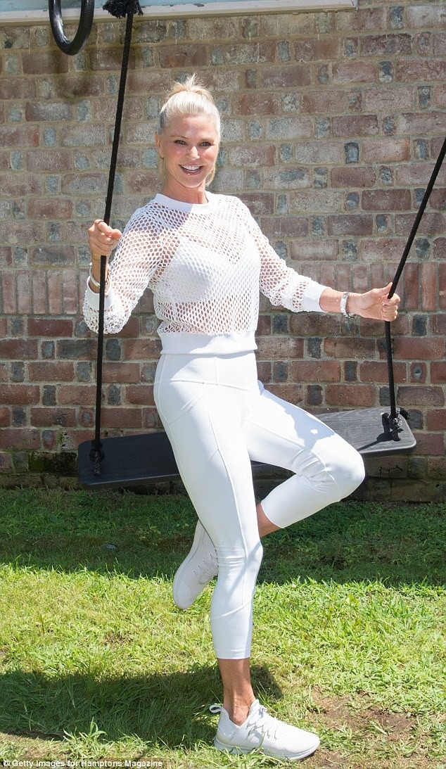 Choáng với vẻ trẻ trung của siêu mẫu U70 - 4
Người đẹp cao 1,77m từng là gương mặt trang bìa của tạp chí áo tắm danh tiếng Sports Illustrated