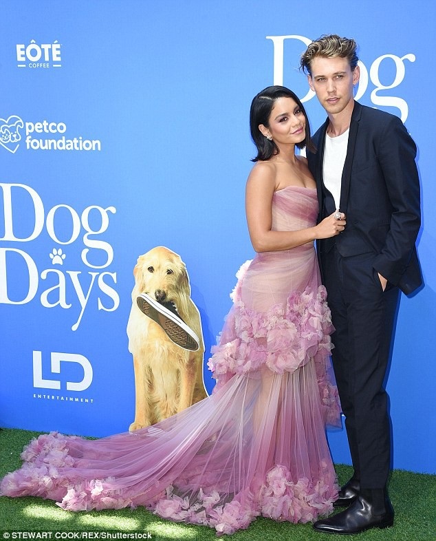 Eva Longoria tái xuất sau hơn 1 tháng sinh con - 9
Nữ diễn viên 30 tuổi dự sự kiện cùng bạn trai Austin Butler
