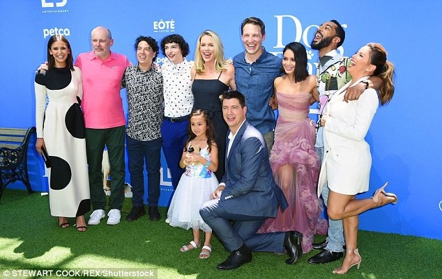 Eva Longoria tái xuất sau hơn 1 tháng sinh con - 12
Đoàn làm phim Dog Days