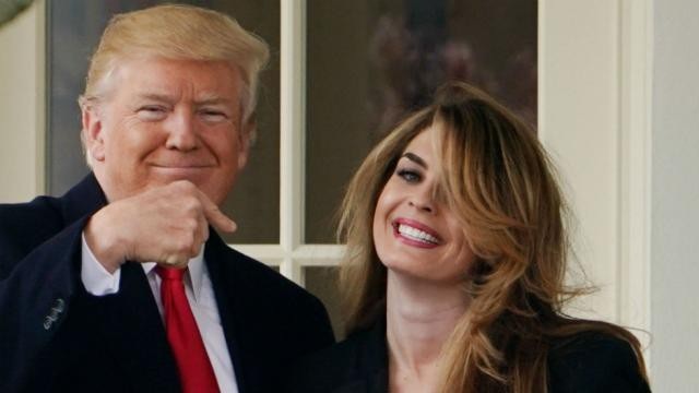 Cựu trợ lý xinh đẹp của ông Trump bất ngờ có mặt trên chuyên cơ Không Lực Một - 1
Tổng thống Mỹ Donald Trump và cựu trợ lý Hope Hicks (Ảnh: Getty)