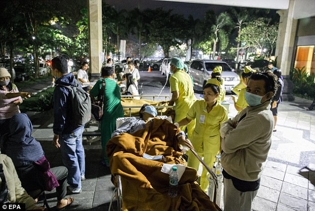 Động đất rung chuyển đảo du lịch Indonesia, ít nhất 82 người chết - 7
Cơ quan giảm nhẹ thiên tai quốc gia Indonesia xác nhận, trận động đất khiến ít nhất 82 người thiệt mạng và hàng trăm người bị thương. Cơ quan này cho biết, con số thương vong có thể sẽ còn tăng. Trong ảnh: Các nạn nhân được chuyển tới bệnh viện ở Bali. (Ảnh: EPA)