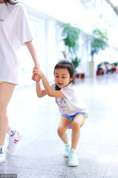 Lý Tiểu Lộ xuất hiện một mình cùng con gái tại sân bay - 7
Cô bé dường như không bị ảnh hưởng tâm lý bởi scandal ngoại tình của mẹ.
