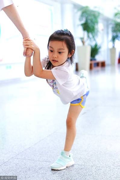 Lý Tiểu Lộ xuất hiện một mình cùng con gái tại sân bay - 6 Lý Tiểu Lộ xuất hiện một mình cùng con gái tại sân bay - 6