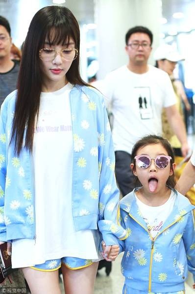 Lý Tiểu Lộ xuất hiện một mình cùng con gái tại sân bay - 1
Lý Tiểu Lộ xuất hiện cùng con gái tại sân bay ở Bắc Kinh, Trung Quốc, ngày 5/8.