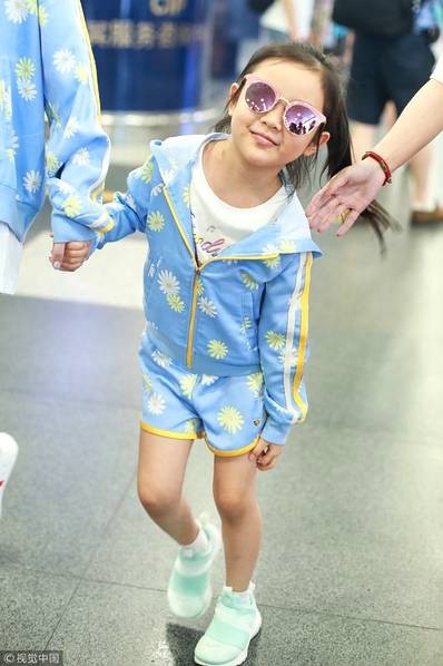 Lý Tiểu Lộ xuất hiện một mình cùng con gái tại sân bay - 2 Lý Tiểu Lộ xuất hiện một mình cùng con gái tại sân bay - 2