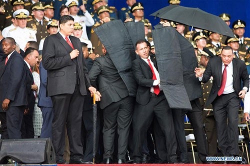 Nỗi lo từ vụ mưu sát ở Venezuela - 1
Tổng thống Venezuela Nicolas Maduro được che chắn trong vụ tấn công hôm 4-8. Ảnh: THX