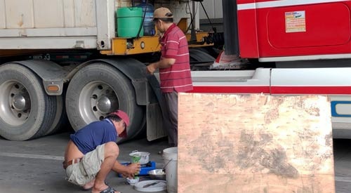 Bán mạng chở hàng sang Trung Quốc: "Luật ngầm" ở xứ người - 2 Các tài xế lén nấu ăn ở Pò Chài (Trung Quốc)