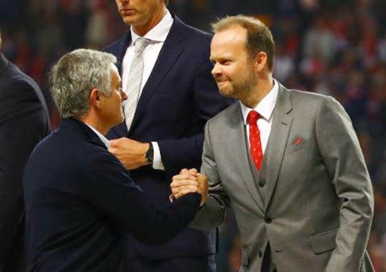 HLV Mourinho và Phó chủ tịch Ed Woodward cần mau chóng tìm ra giải pháp cho đội hình của MU