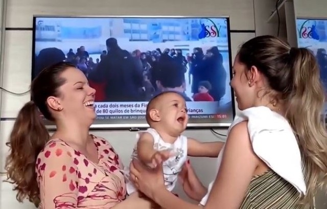 Màn chọc ghẹo của hai bà mẹ song sinh khiến em bé khóc dở mếu dở - 2 Em bé cứ theo người này, nhìn thấy người kia mới giống mẹ, lại đòi theo người kia.
