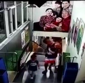 Phần thang cuốn bị đổ sụp chỉ ít giây sau khi hai che con bước lên bậc cuối cùng