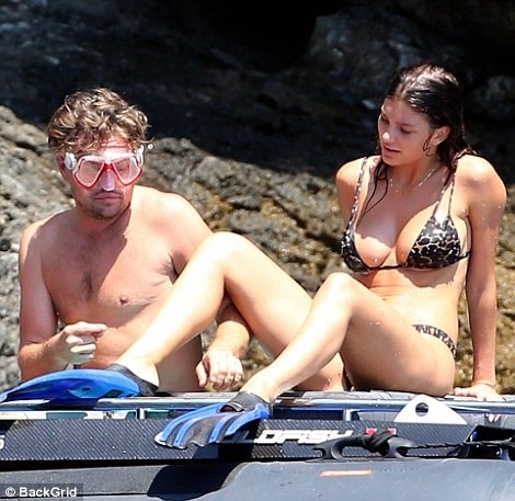 Leonardo DiCaprio đi nghỉ mát cùng bạn gái kém 22 tuổi - 1
Tài tử Leonardo DiCaprio và bạn gái Camila Morrone, 21 đang tận hưởng kỳ nghỉ ở Nerano, Italy
