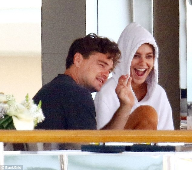 Leonardo DiCaprio đi nghỉ mát cùng bạn gái kém 22 tuổi - 2
Trước đó ngôi sao điện ảnh 43 tuổi đã đưa bạn gái đi chơi tại Pháp
