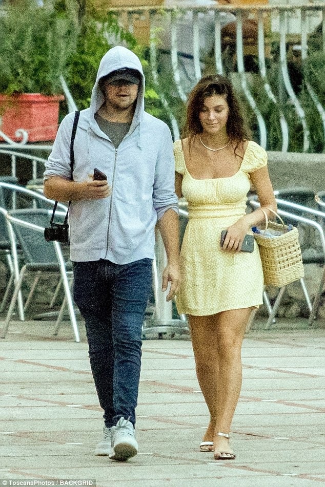 Leonardo DiCaprio đi nghỉ mát cùng bạn gái kém 22 tuổi - 10
Leonardo từng hẹnhò với nhiều siêu mẫu trong quá khứ như Gisele Bündchen, Bar Refaeli, Toni Garrn, Nina Agdal,
Kelly Rohrbach...