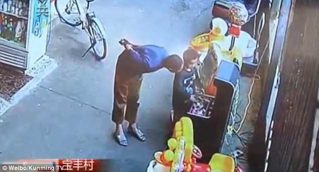Clip “bé trai 6 tuổi bị bắt cóc ngay giữa ban ngày” khiến dân mạng ngỡ ngàng - 1 Người đàn ông lạ mặt tiếp cận cậu bé Chuan Chuan khi cậu bé đang đứng một mình