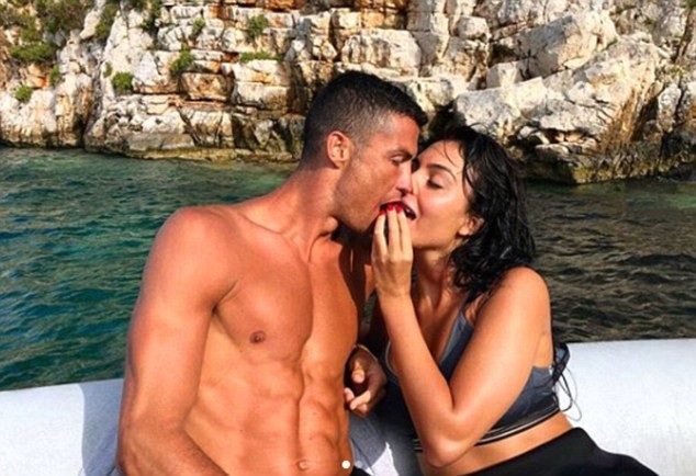 
Cristiano Ronaldo và Georgina Rodriguez hẹn hò từ năm 2016, sau khi gặp nhau trong 1 bữa tiệc thời trang
