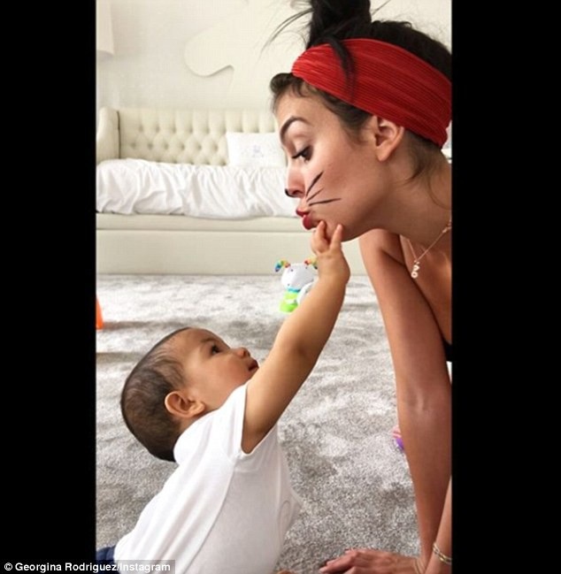 
Người đẹp sinh con gái cho danh thủ 32 tuổi vào tháng 11/2017
