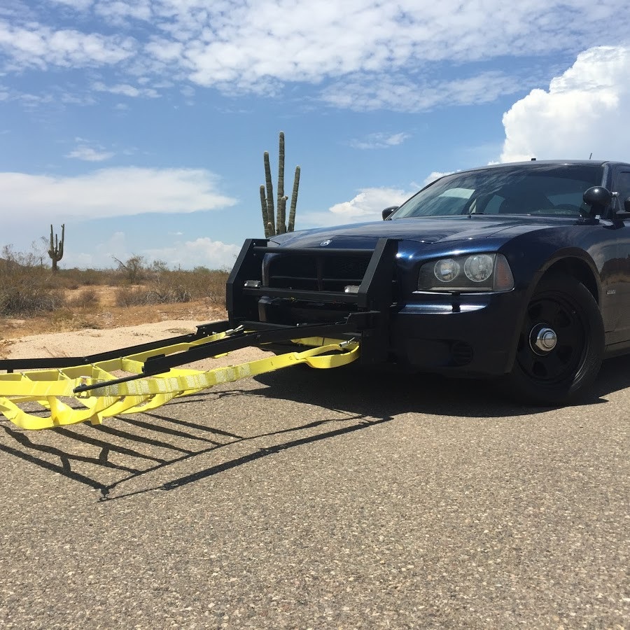 Xem cảnh sát nước ngoài tóm gọn xe bỏ trốn với chiếc lưới đặc biệt - Ảnh 1.