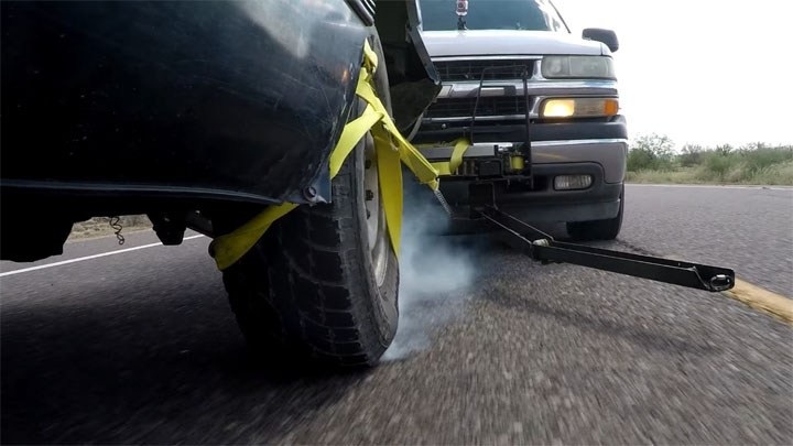 Xem cảnh sát nước ngoài tóm gọn xe bỏ trốn với chiếc lưới đặc biệt - Ảnh 3.