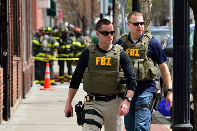 FBI bắt 4 công dân Nga tại Mỹ - 1 Các đặc vụ của FBI (Ảnh: CS Monitor)