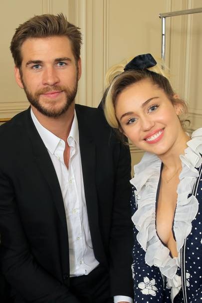 Miley Cyrus và Liam Hemsworth: Cứ yêu thôi, không cần cưới! - 3
Cuối năm 2015, họ tái hợp và ở bên nhau tới bận giờ. Cặp đôi đã đính hôn nhưng không có ý định tổ chức đám cưới.